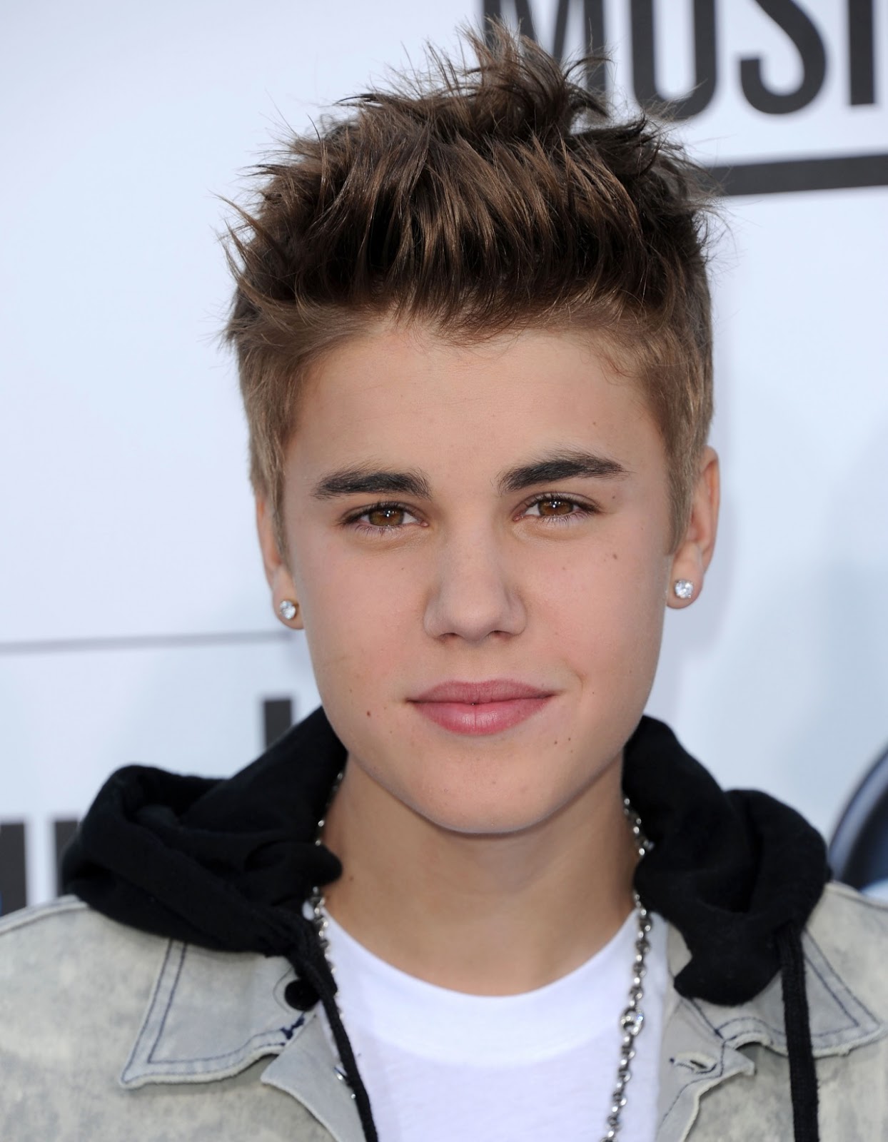 Singer Justin Bieber Hairstyle of short and long hair styles ideas